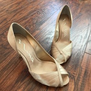 Glam gold satin peep toe pumps size 7M - LIKE NEW!